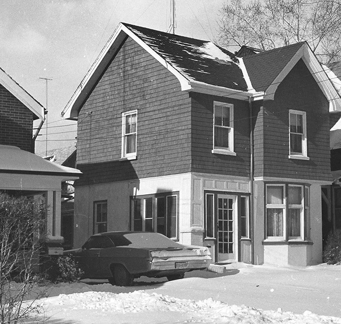 House, Waverley Road, no. 32, west side, north of Kew Beach Avenue, Toronto, Ont. Email Print Facebook Twitter House, Waverley Road, no. 32, west side, north of Kew Beach Avenue, Toronto, Ont. Open in full size Open in full size Unknown Year/Format: 1972, Picture Subjects: Beach (Toronto, Ont.) Dwellings--Ontario--Toronto Waverley Road (Toronto, Ont.)