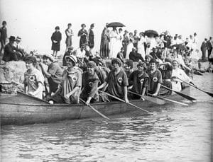 Women paddle a war canoe from the Balmy Beach Club circa 1909. PHOTO: City of Toronto Archives